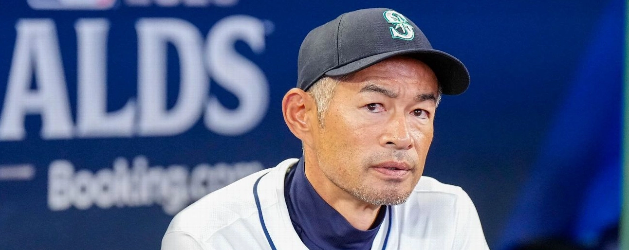 Ichiro Suzuki mặc áo đấu ra sân tập luyện bên cánh phải cùng đội bóng Seattle Mariners