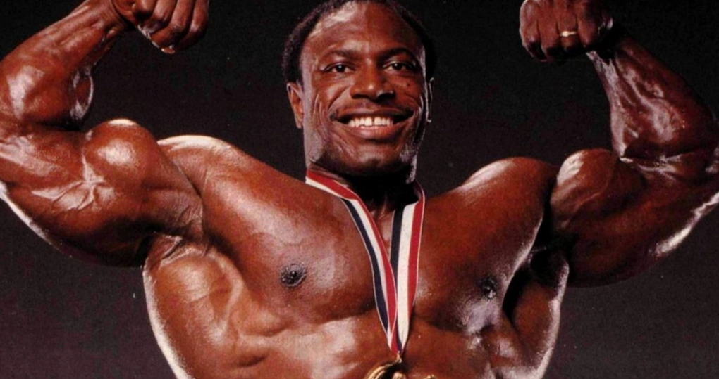 Chân dung góc nghiêng của huyền thoại Lee Haney trong một buổi phỏng vấn truyền thông