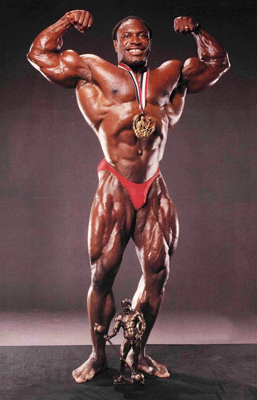 Lee Haney khoe toàn bộ khối lượng cơ bắp hoàn hảo trong chiếc quần thi đấu màu đỏ