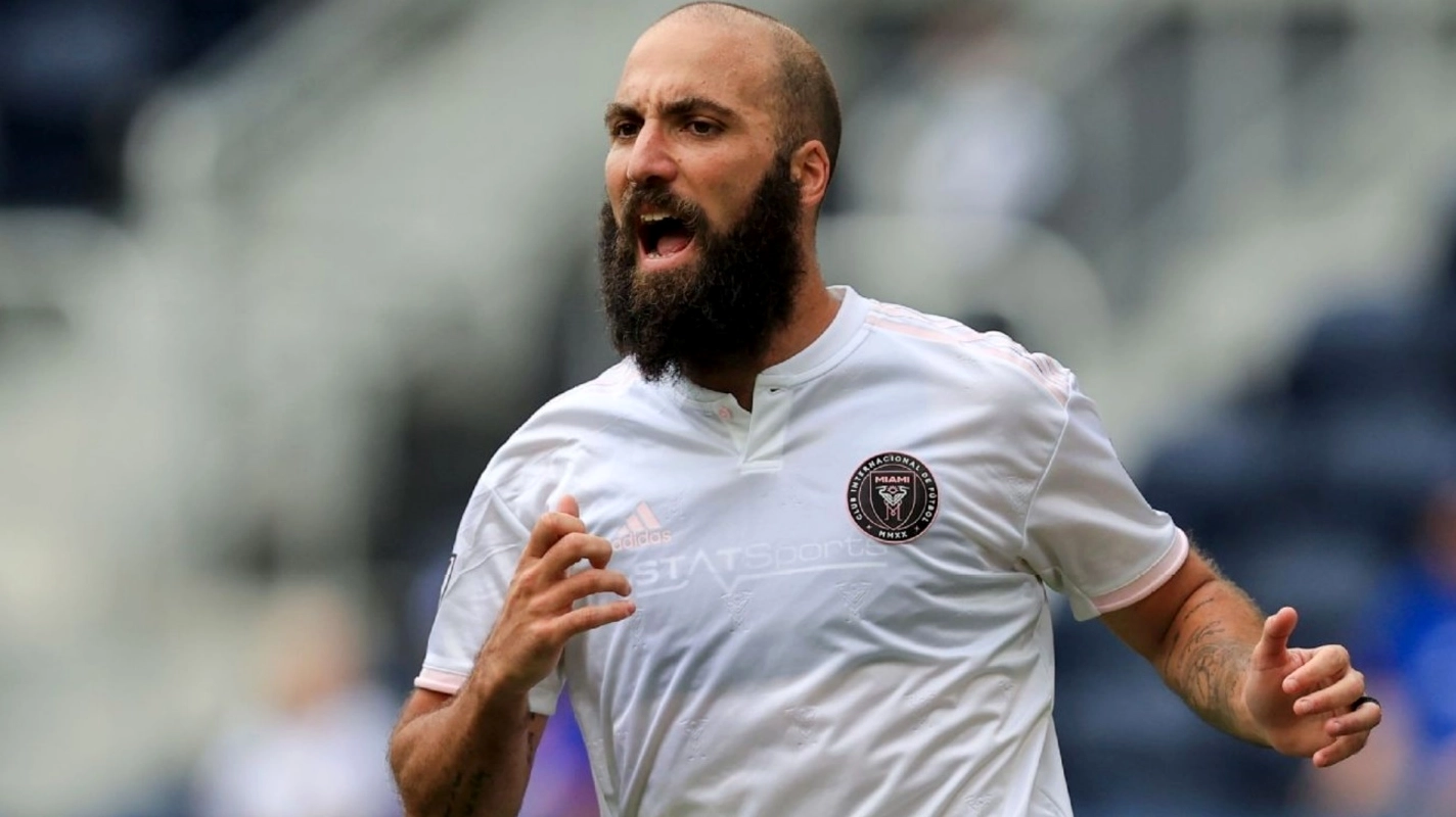 Hình ảnh Higuain nỗ lực thi đấu