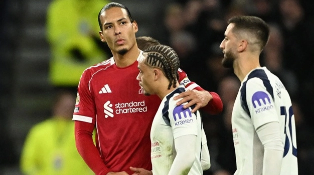 Van Dijk rời sân sau thẻ đỏ