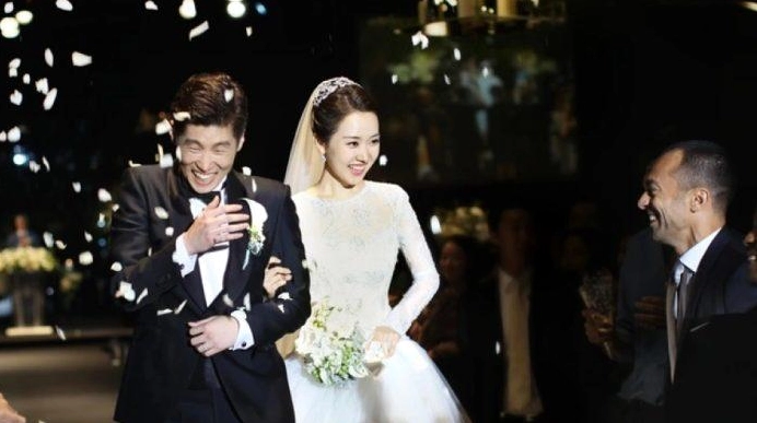 Park Ji sung và vợ trong một sự kiện
