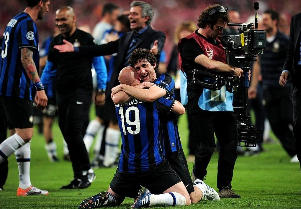 Diego Milito cùng đồng đội Inter Milan nâng cao cúp vô địch