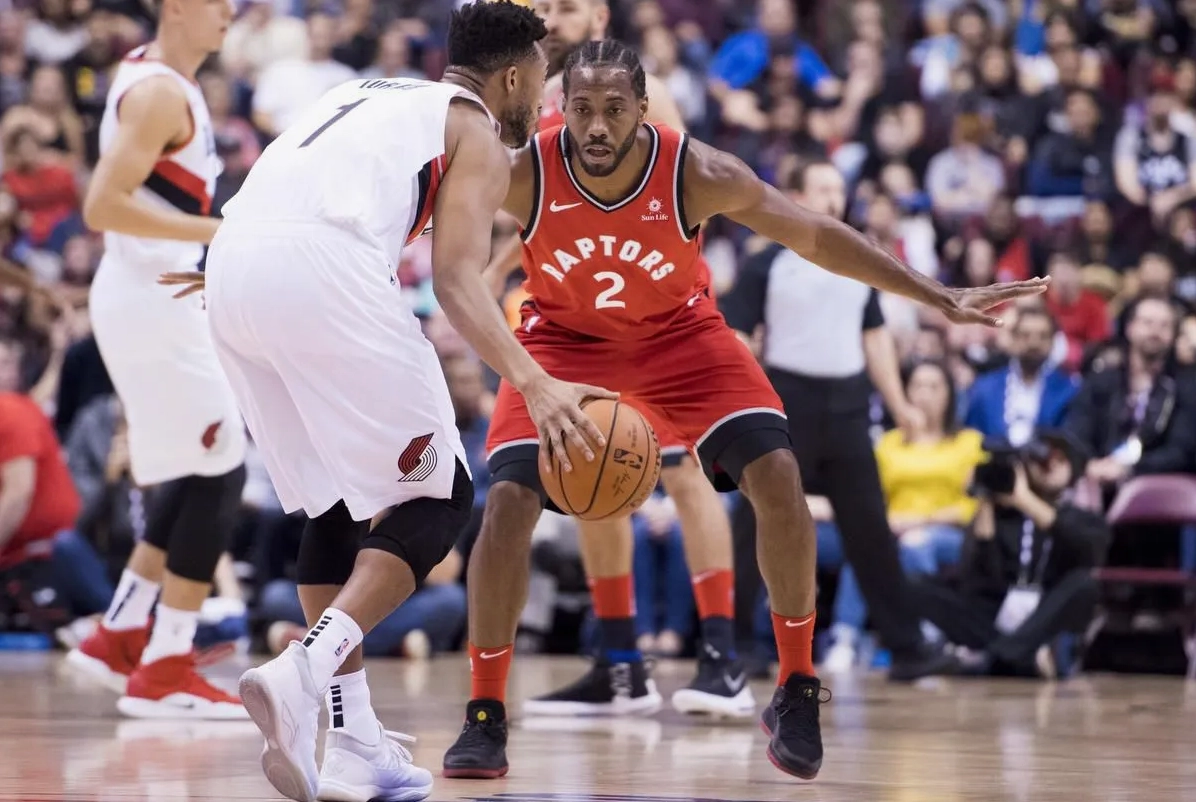 Kawhi Leonard nâng cúp vô địch